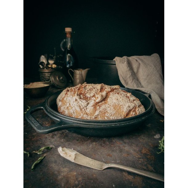 VICTORIA 5,7 Ltr. Dutch oven, and bread, seasoned