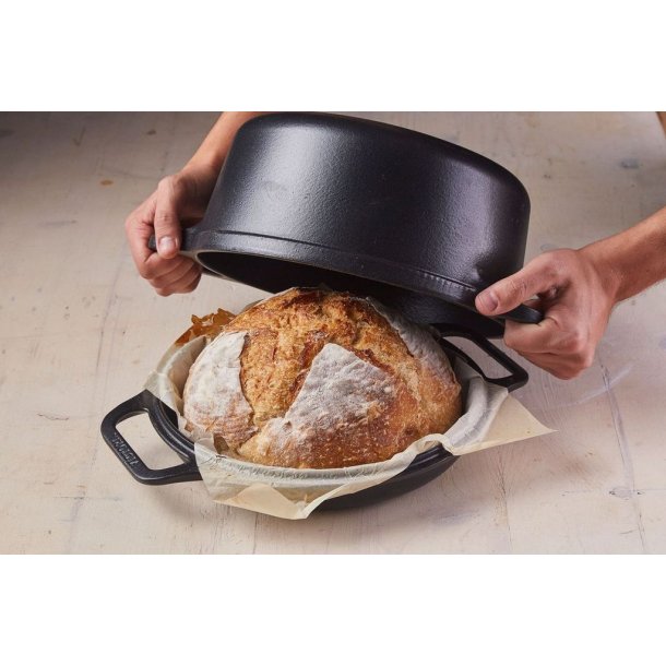 VICTORIA 5,7 Ltr. Dutch oven, and bread, seasoned